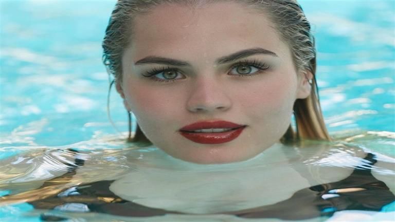 "ملكة جمال السباحة".. 20 صورة للسباحة المثيرة للجدل لوانا ألونسو