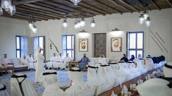 محمد بن راشد يلتقي جمعاً من أعيان البلاد ورجال الأعمال والمستثمرين