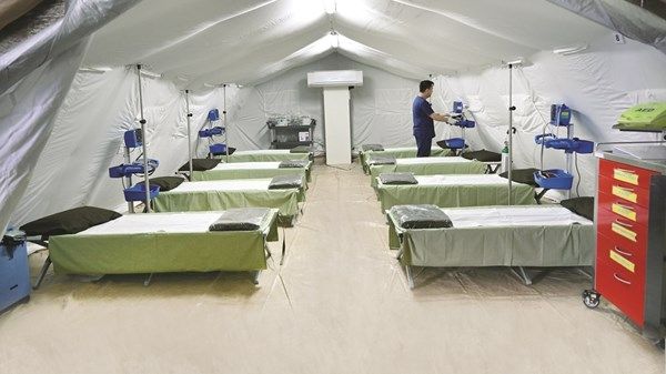 المستشفى الإماراتي الميداني برفح يطلع وفداً من الصحة العالمية على جهوده لدعم القطاع الصحي بغزة