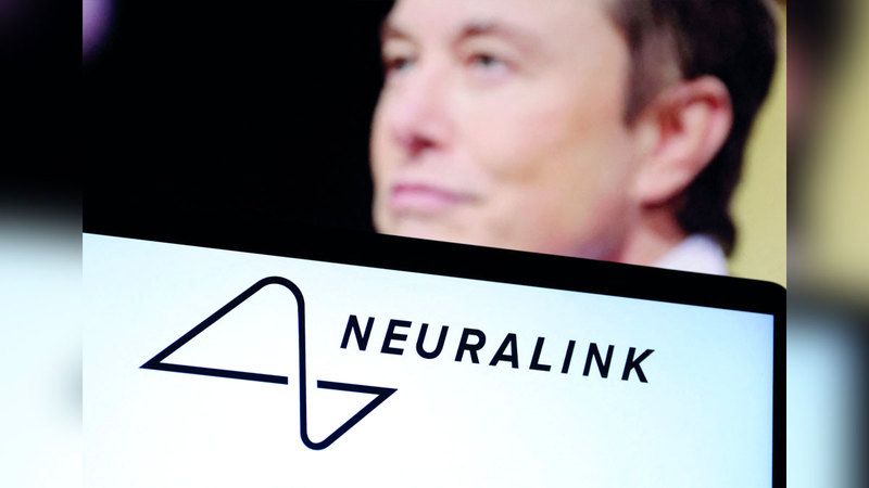 الامارات | «نيورالينك» تزرع شريحة دماغية لمريض ثانٍ