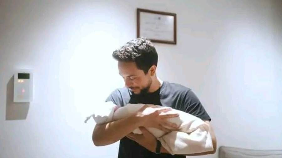 ولي العهد الأردن وزوجته الأميرة رجوة يرزقان بالأميرة «إيمان» – صور
