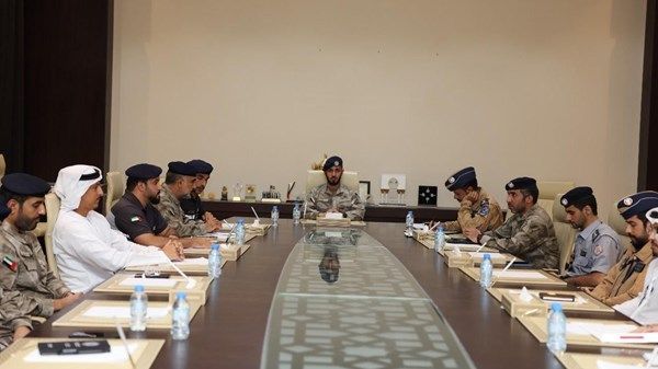 شرطة أبوظبي تناقش جهود وإنجازات لجنة تطوير الدوريات الأمنية