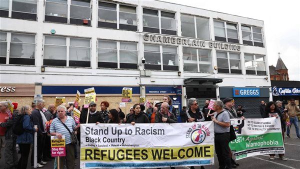 آلاف المحتجين المناهضين للعنصرية يتظاهرون في بريطانيا