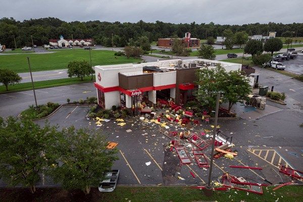 نورث كارولاينا تتأهب لفيضانات مع وصول العاصفة ديبي