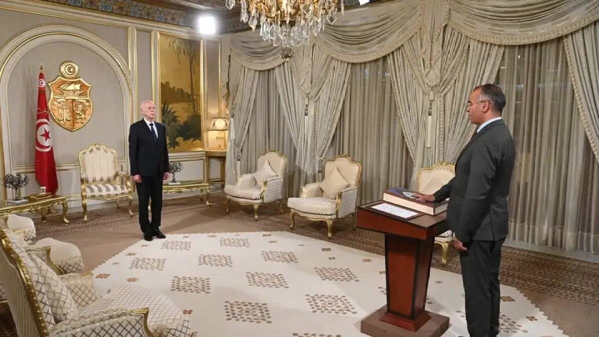 الرئيس التونسي يقيل رئيس الحكومة الحشاني ويعين المدوري خلفاً له