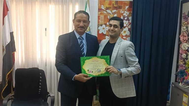 مدير تعليم الجيزة يُكرم طالب دمج متفوق بالثانوية العامة