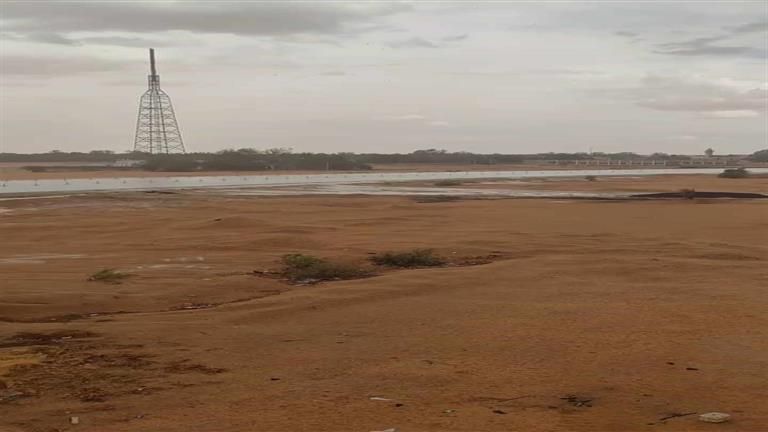 أمطار غزيرة تضرب شرق العوينات وترفع حالة الطوارئ في الوادي الجديد (صور)