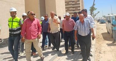 مساعد نائب رئيس هيئة المجتمعات العمرانية يتفقد مشروعات الإسكان بمدينة 15 مايو
