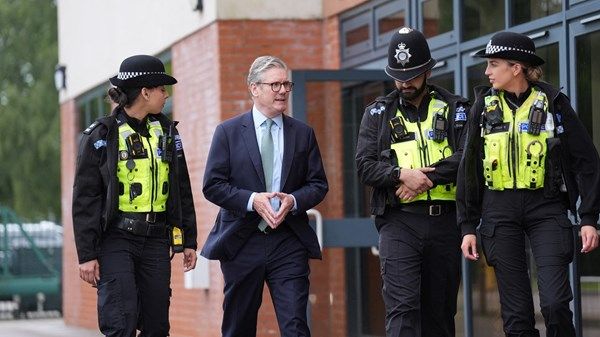 ستارمر يتعهد بمواصلة مكافحة شغب اليمين المتطرف