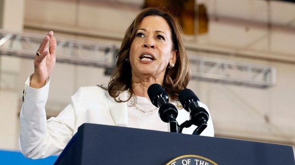 بايدن وهاريس يحذّران من خطر ترامب