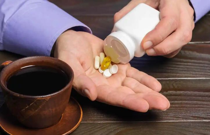 الامارات | 7 أدوية لا تتناولها مع القهوة .. أو الشاي