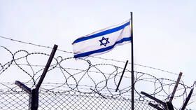 قناة إسرائيلية تنشر مشاهد لقيام جنود إسرائيليين بالاعتداء الجنسي على أسير فلسطيني (فيديو)