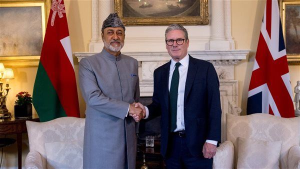 سلطان عمان يستعرض مع رئيس وزراء بريطانيا مسارات التعاون الثنائي القائم
