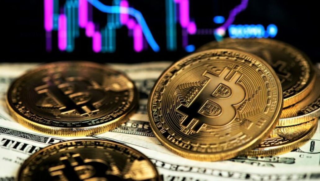 ارتفاع سعر البيتكوين إلى ما يقرب من 63000 دولار بعد الانخفاض الكبير