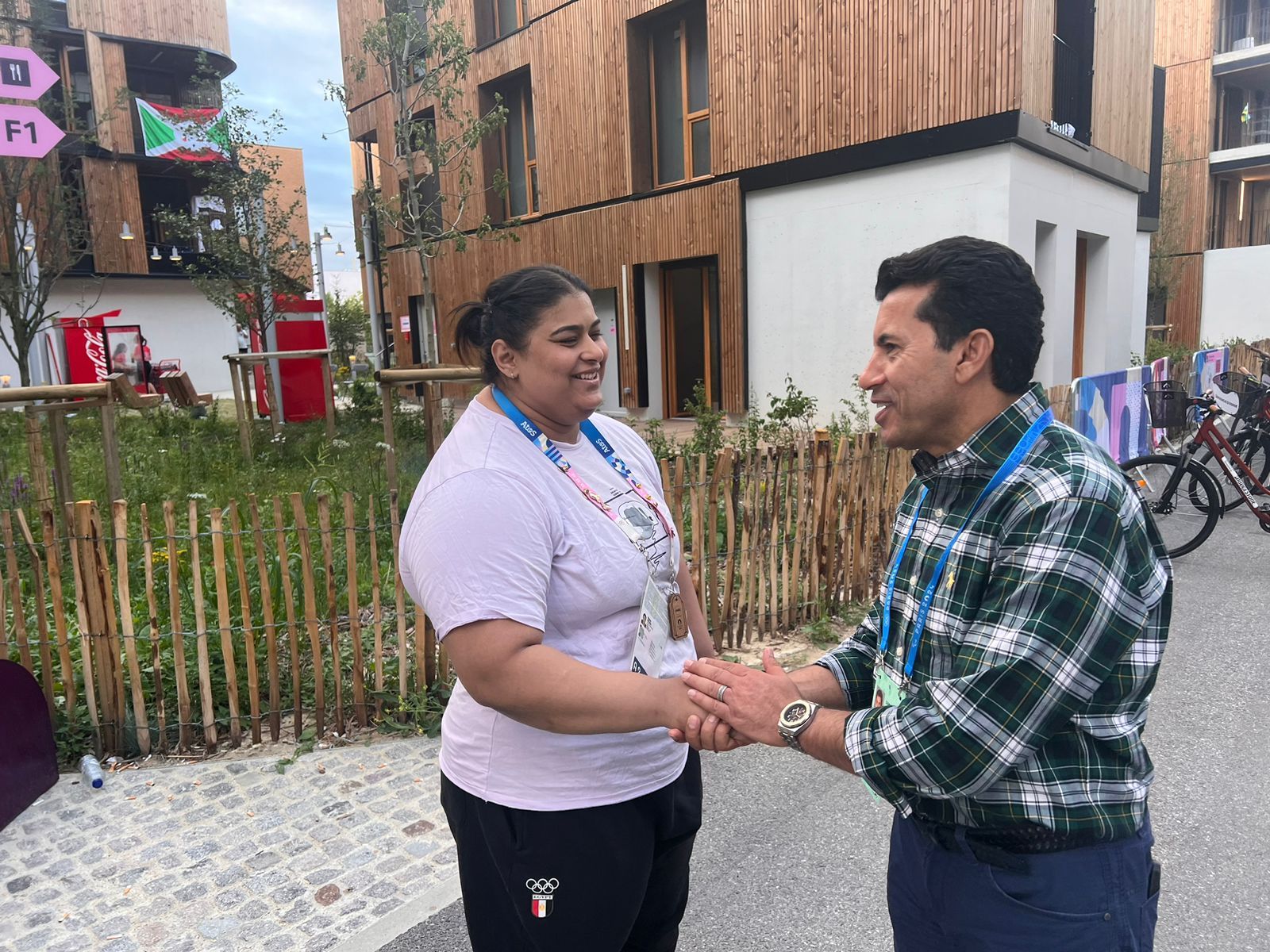 وزير الرياضة يزور اللاعبين بالقرية الأولمبية لتشجيعهم لإنهاء الأولمبياد بشكل لائق