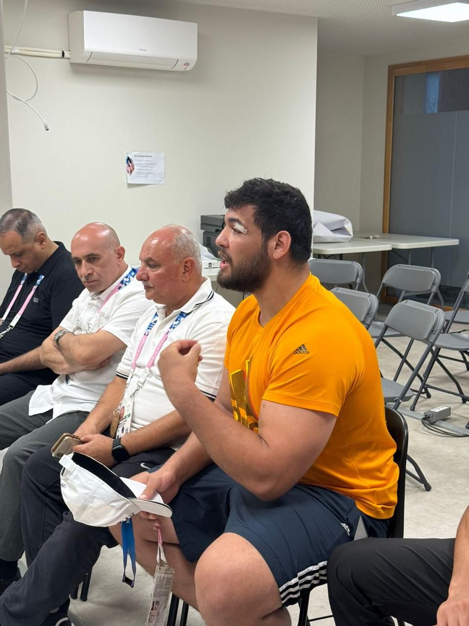 وزير الرياضة يزور اللاعبين بالقرية الأولمبية لتشجيعهم لإنهاء الأولمبياد بشكل لائق