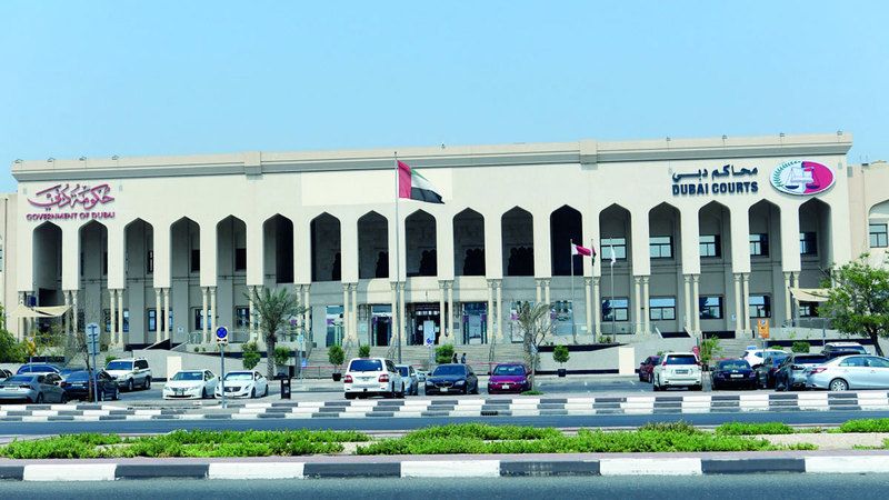 الامارات | امرأة تطالب خليجييْن بـ 325 ألف درهم تعويضاً عن استيلائهما على سيارتها             