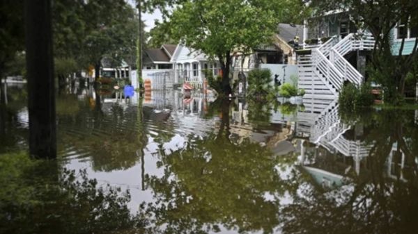 العاصفة ديبي تضرب اليابسة في تشارلستون الأميركية