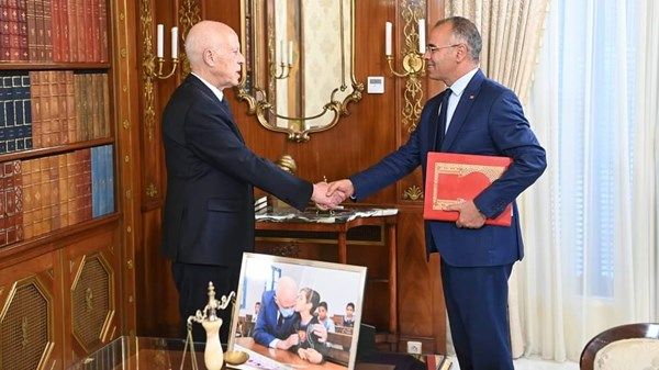 الرئيس التونسي يقيل رئيس الحكومة ويعين المدوري خلفاً له