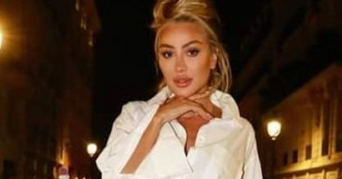 مايا دياب بإطلالة برّاقة وجريئة في شوارع لندن وهذا سعرها-بالصور