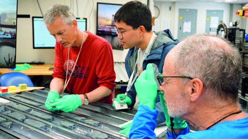 الامارات | علماء يحصلون على أعمق عينة صخرية من وشاح الأرض