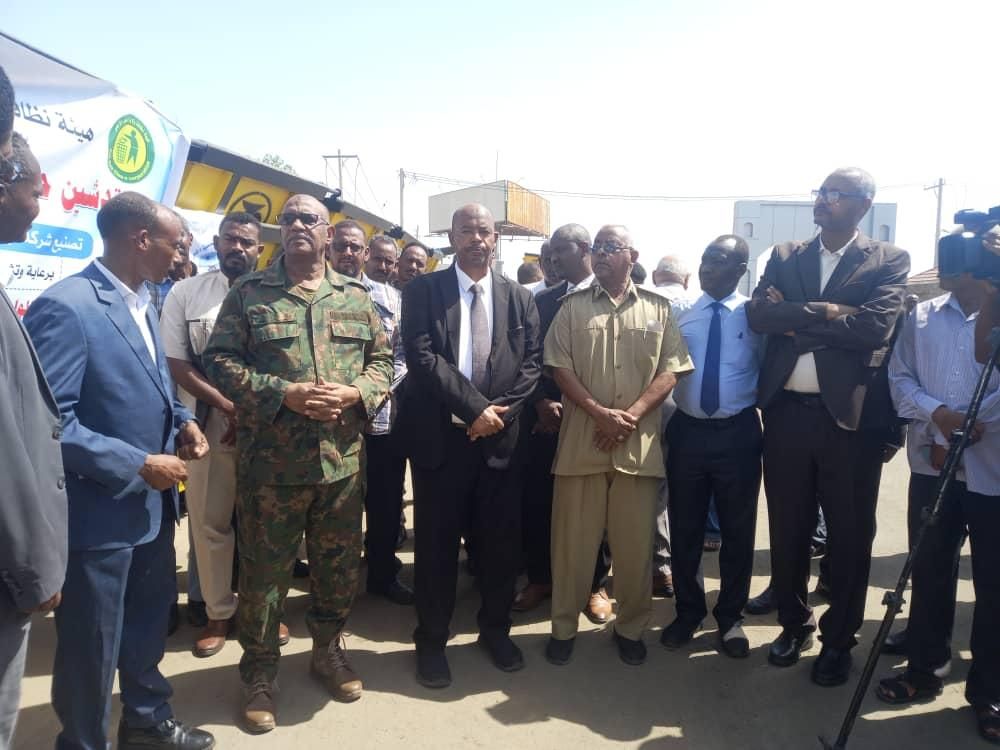 والي البحر الاحمر يدشن حاويات تجميع النفايات