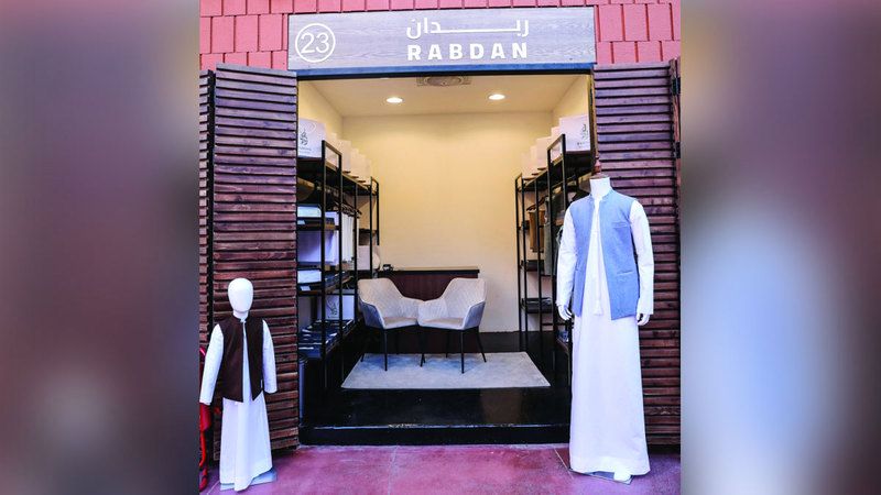 الامارات | عبدالرحمن مصمم ثياب إماراتي..  بخيوط عصرية