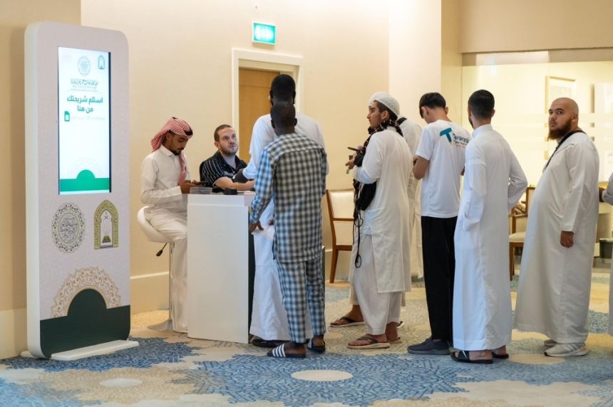 "الشؤون الإسلامية" تقدم شرائح جوال للمشاركين في مسابقة الملك عبدالعزيز