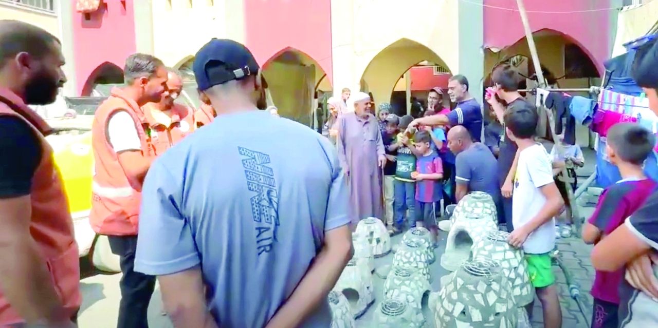 الخليج اليوم .. «الفارس الشهم 3» توزع 200 فرن من الطين على سكان شمال غزة