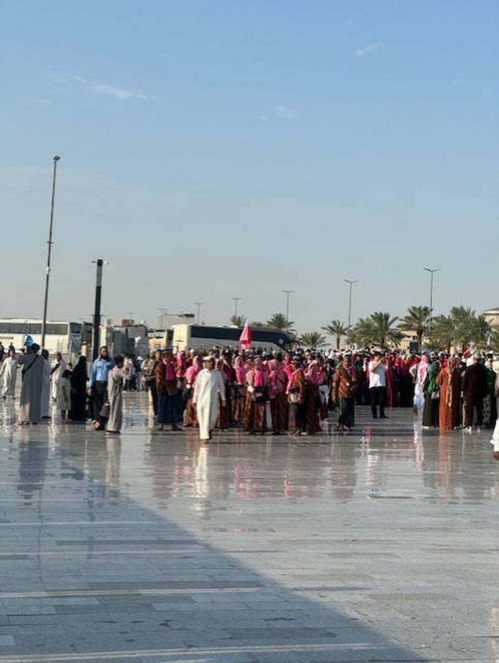 المعتمرون يتوافدون على المدينة تقودهم بطاقة نسك