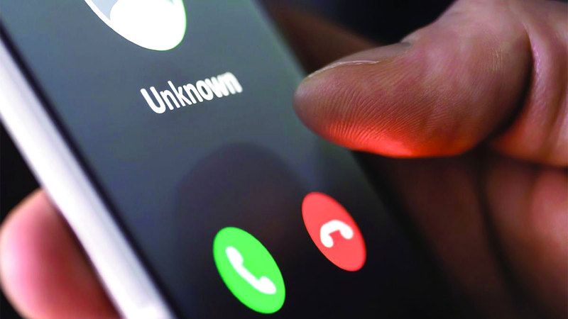 الامارات | 15 ألف درهم تعويضاً لفتاة أزعجها شاب بالاتصال المتكرر