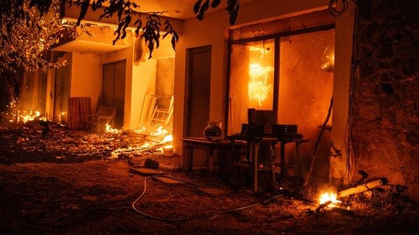 حرائق خارج السيطرة تطلق عمليات إجلاء قرب أثينا