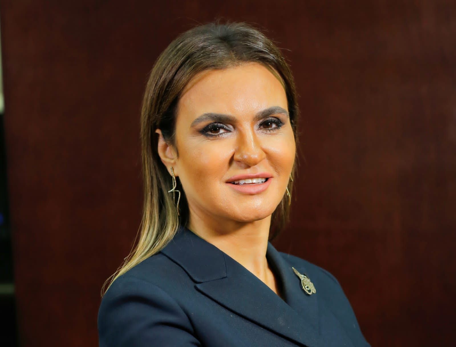 الامارات | وزيرة مصرية تتعرض لسرقة هاتفها.. في مسجد السيدة نفيسة