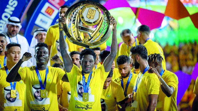 الامارات | فرحة وصلاوية بعد «الجوائز الـ 5»  في حفل «المحترفين»