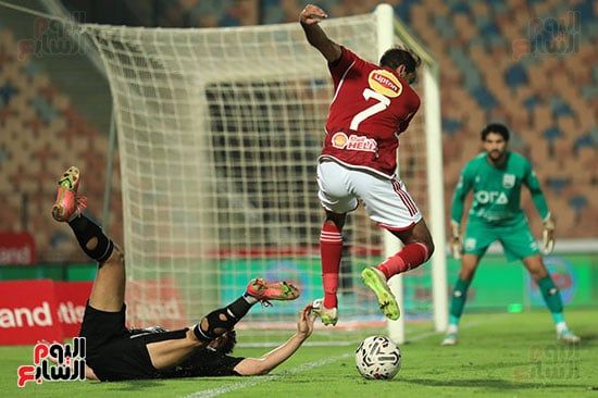 60 دقيقة.. الأهلى متقدم بهدف وطرد لاعب زد على جمال