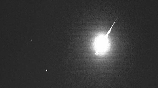 رصد مئات الشهب في سماء الإمارات الليلة الماضية