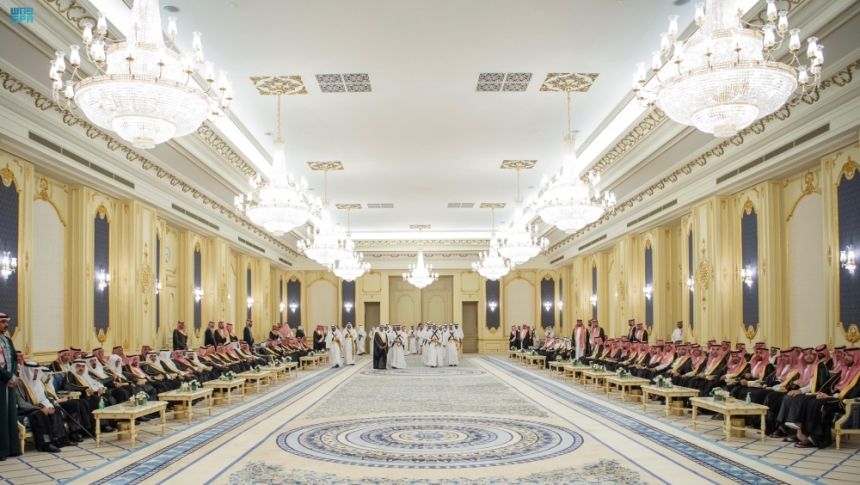 ولي العهد يستقبل الأمراء والعلماء وجمعًا من المواطنين