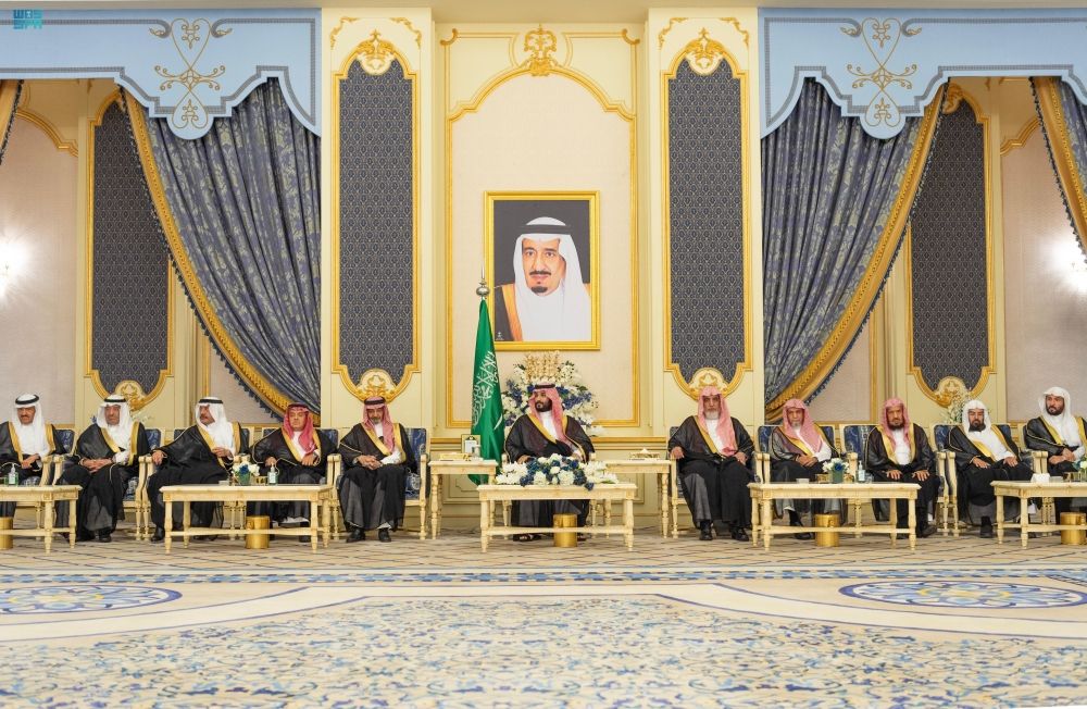 ولي العهد يستقبل الأمراء والعلماء وجمعًا من المواطنين