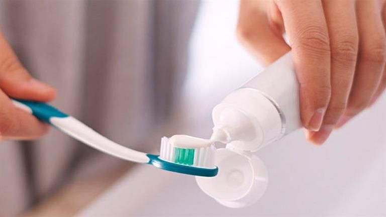 هل من الأفضل شطف الفم بالماء بعد استخدام معجون الأسنان أم لا.. طبيب يجيب