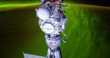 تكنولوجيا: رائد فضاء يلتقط صورا للشفق الأخضر خلف مركبة فضاء روسية