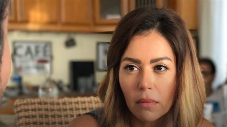 لقاء الخميسي تهاجم منتقديها: "اللي بيعمل كده مريض"