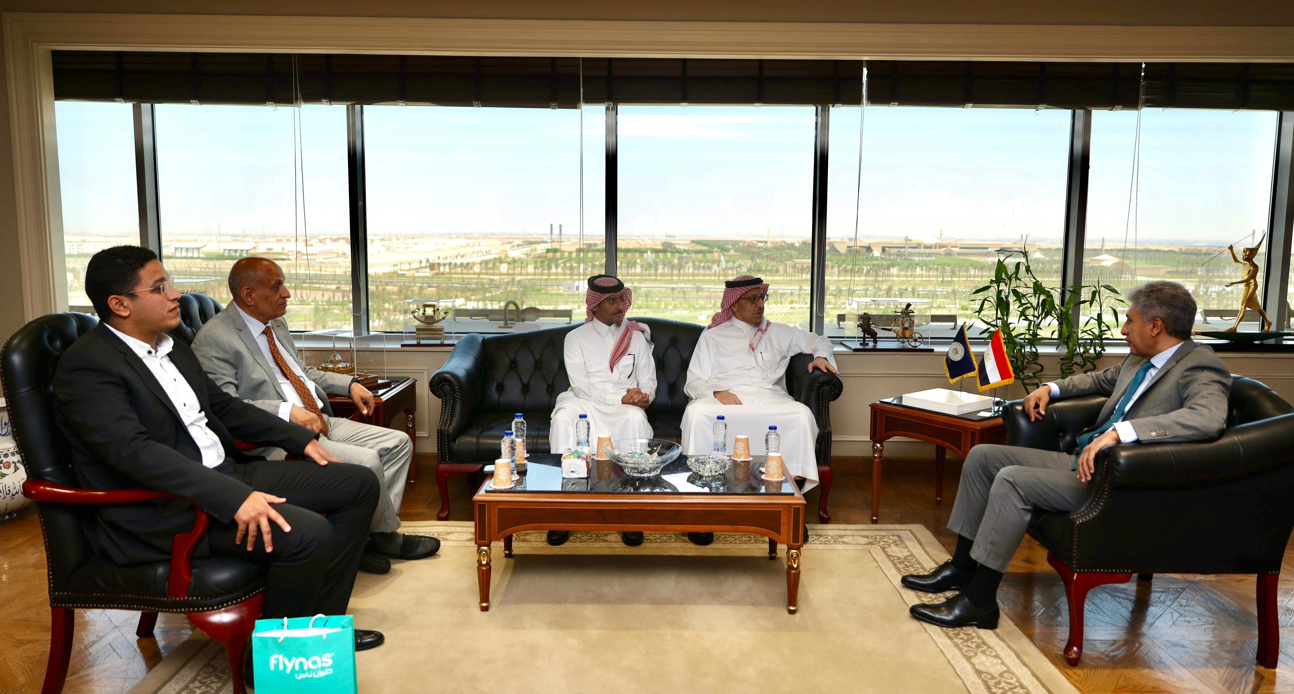 وزير السياحة يبحث مع الرئيس التنفيذى لمجموعة طيران ناس سبل تعزيز التعاون