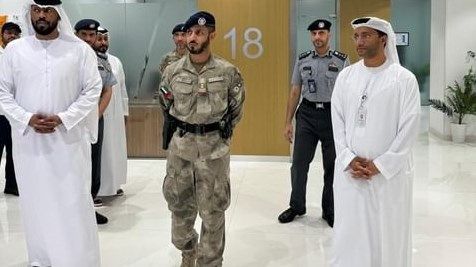 شرطة أبوظبي تتابع جودة العمل بمراكز خدمات المراجعين في "ترخيص السائقين والآليات"