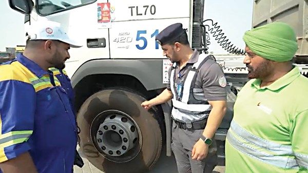 شرطة أبوظبي تنفذ مبادرة ميدانية للتوعية المرورية في الشركات الخاصة