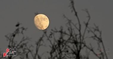 تكنولوجيا: معظمه مضاء فى سماء الليل.. تعرف على مرحلة القمر اليوم؟