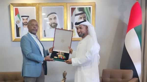 رئيس الدولة يمنح سفير كينيا وسام الاستقلال