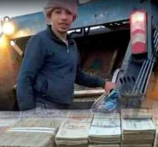 الامارات | عامل نظافة جزائري يعيد نصف المليار التي عثر عليها لصاحبها
