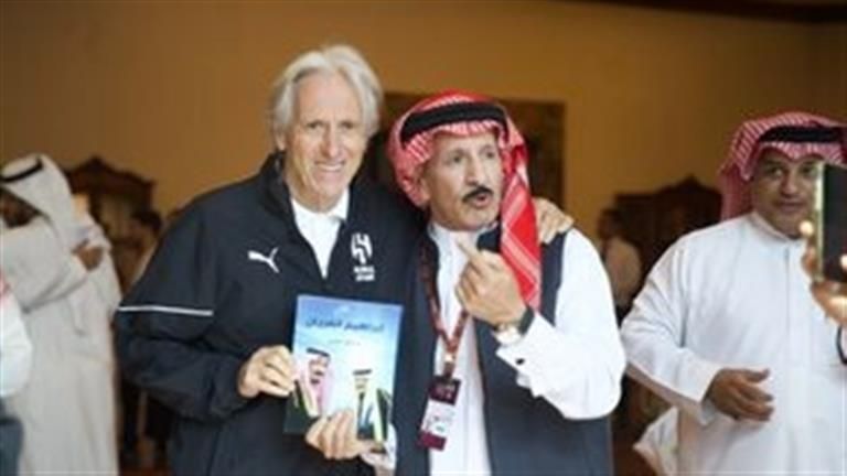 "هلالي ملقب بملك الفراشات".. من هو المشجع الذي أهدى رونالدو كتابه؟