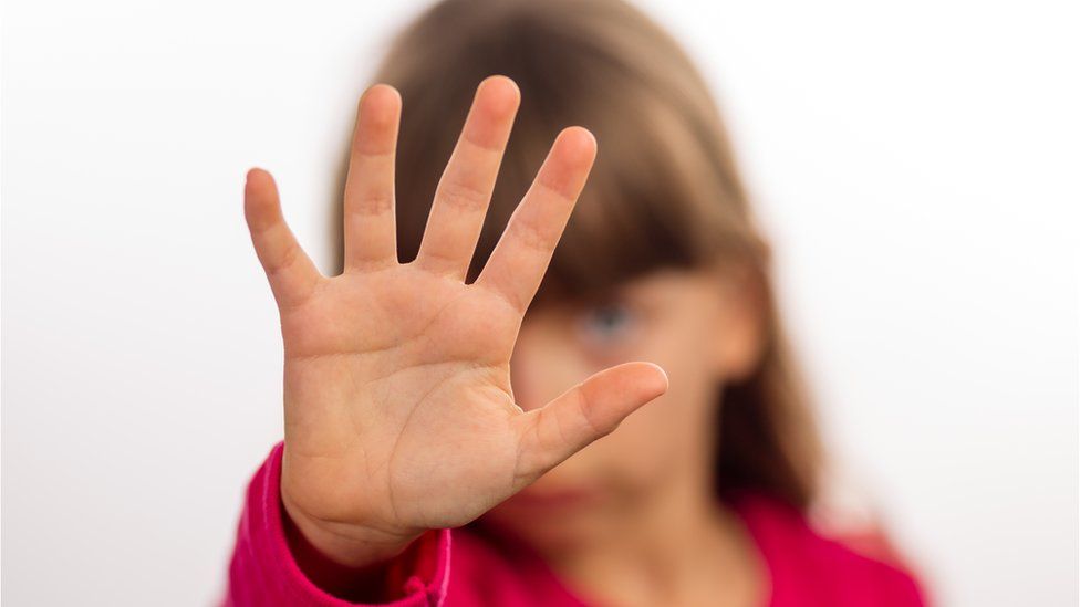 الامارات | " بلاغات صوتية عبر الواتس آب" خدمة تمكن الأطفال من الإبلاغ عن تعرضهم للخطر والإيذاء