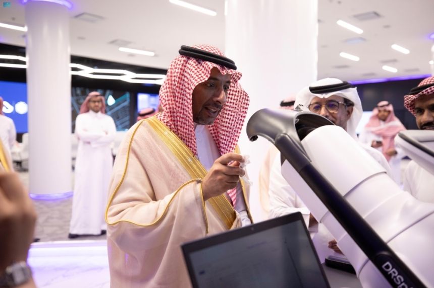 المملكة رائدة عالميًا.. وزير الصناعة يبحث أوجه التعاون مع "سدايا"